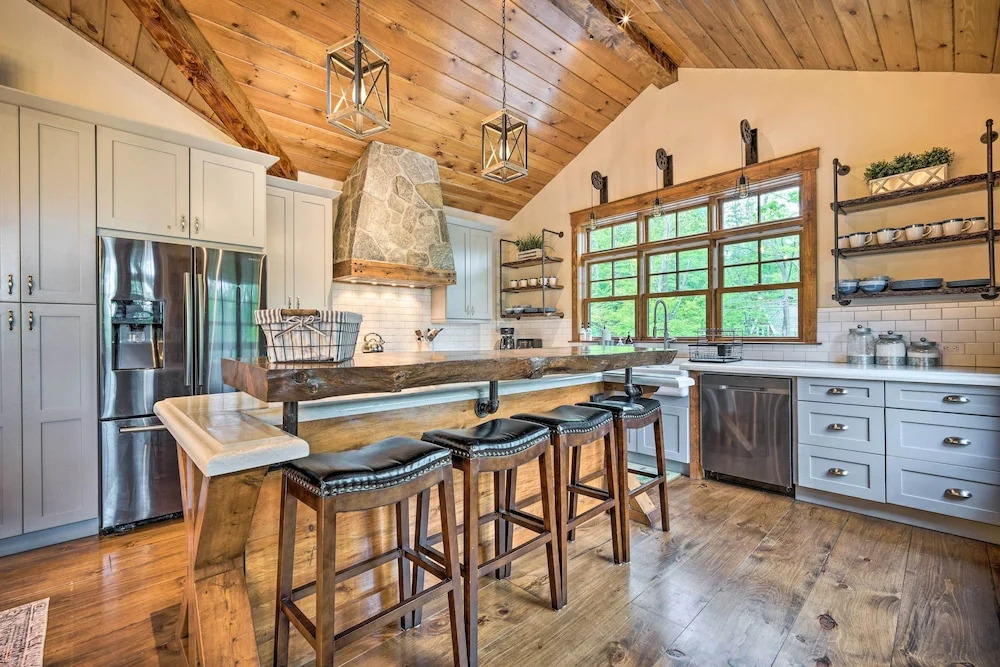 Elegant Mtn Chalet w/ Deck: 1 Mi to Mt Snow!