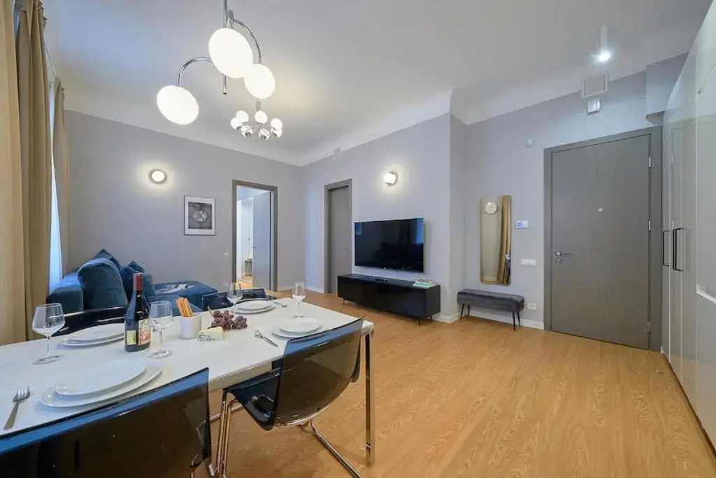 Spacious, New, High Ceilings, Central, by Cohost