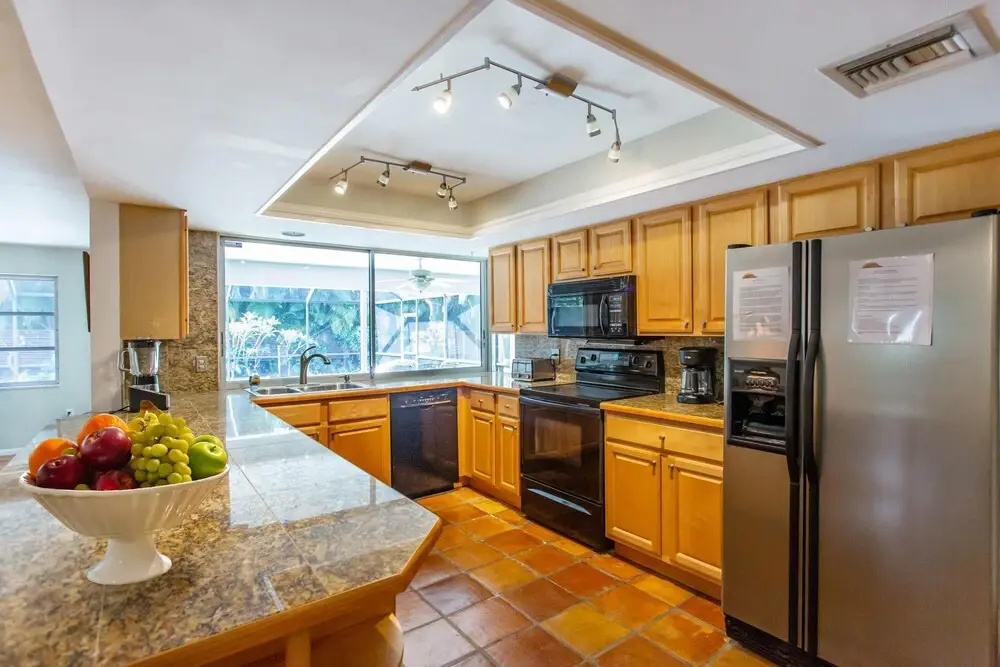 Pesaro - stylish 3BR retreat near Via Miramar Beach, beautifully renovated home with a private pool, lush tropical gardens and premium modern comforts, perfect for families and relaxing getaways, just minutes from sandy beaches and vibrant downtown Naples