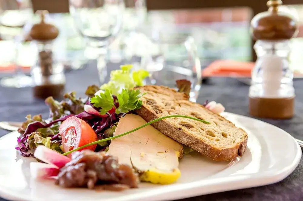Logis Hotel Restaurant Auberge Les Rives de lArzon