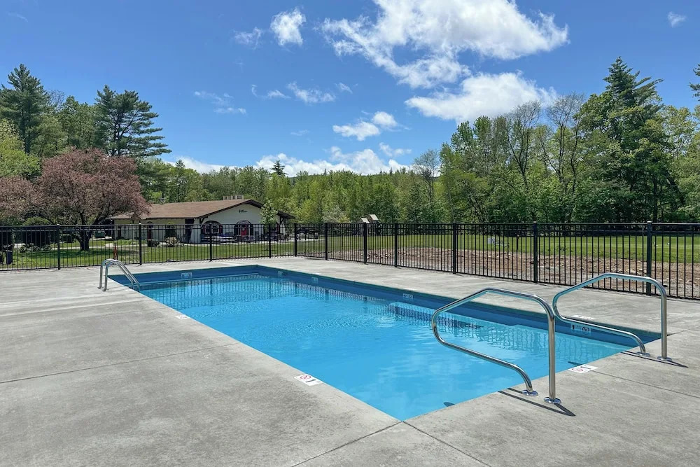 Glen Condo w/ Mountain Views: Walk to Story Land