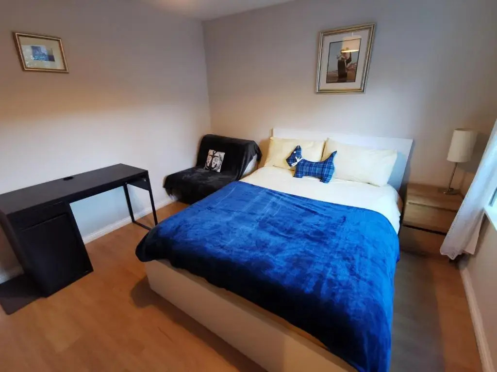 4 bedroom apartment with FREE parking perfect for groups and families!