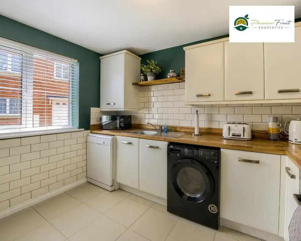 3 Bedroom Coventry House By Passionfruitproperties With Free Wi-fi, Driveway & Garden- 26WWC