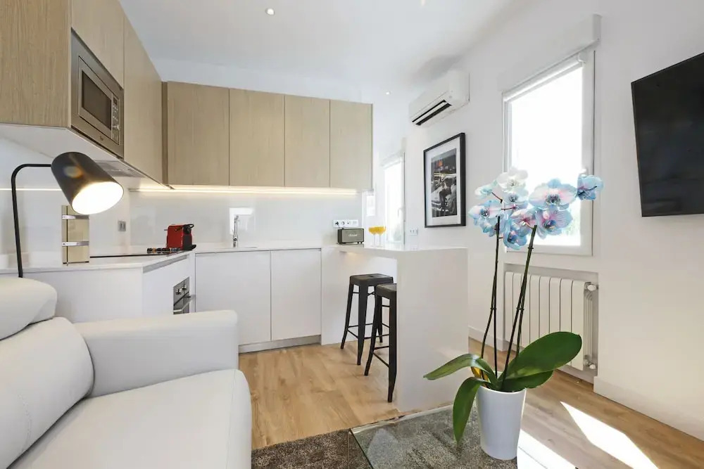 Santa Isabel Street, Private rooms