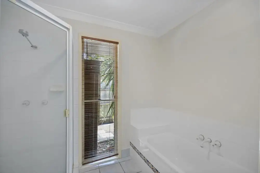 Spacious 4-bed Family Retreat With Pool