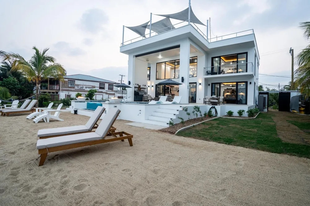 Sand Castle Vista - Spacious 4-Bed Villa in Placencia Village w Pool