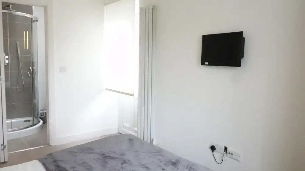 Private on suites- Private Bathroom every room-1 Bus to Heathrow Airport