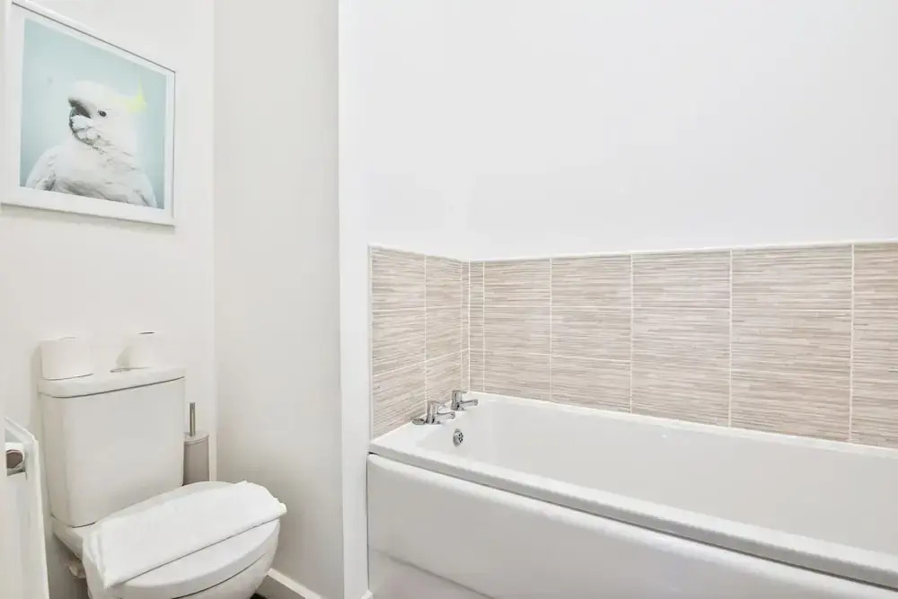 2 Bed Flat with Parking Near Waterfront
