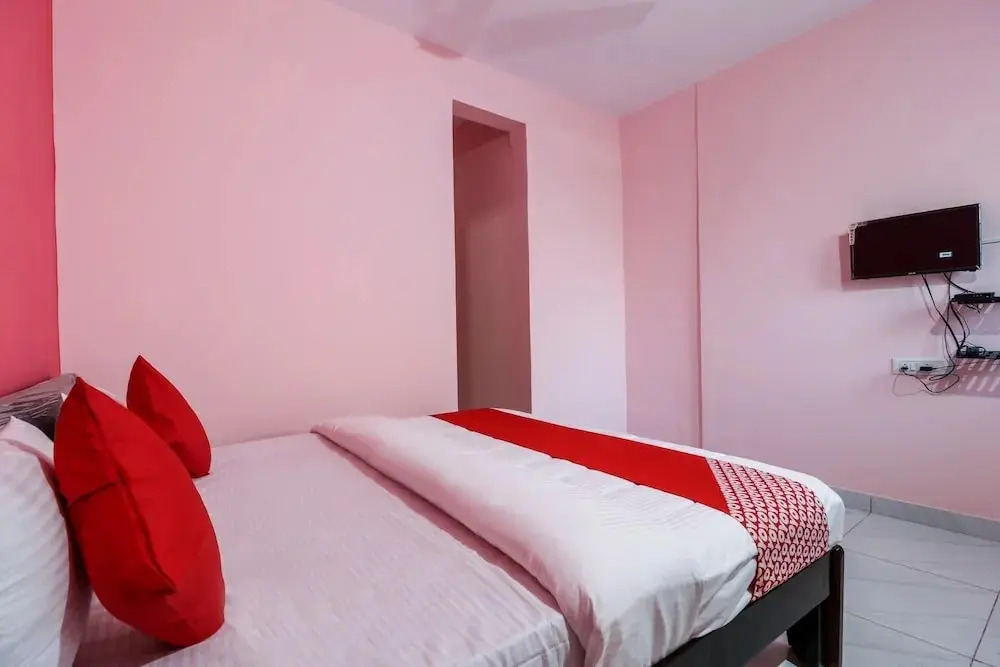 GN Comforts by OYO Rooms