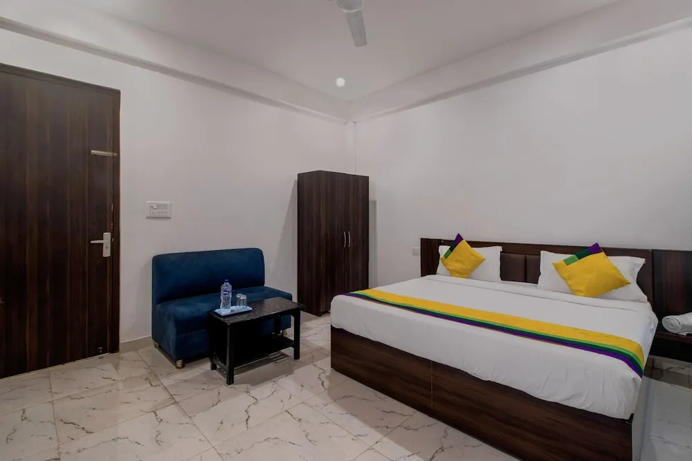 Itsy Hotels Om Pushp Residency