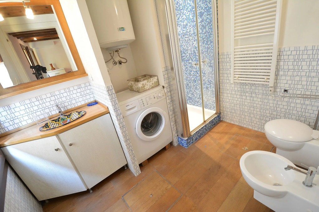 BIENNALE EASY aircond, 2pax wifi,courtyard
