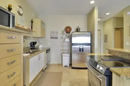 Seawall Condo with Birds Eye Views by RedAwning