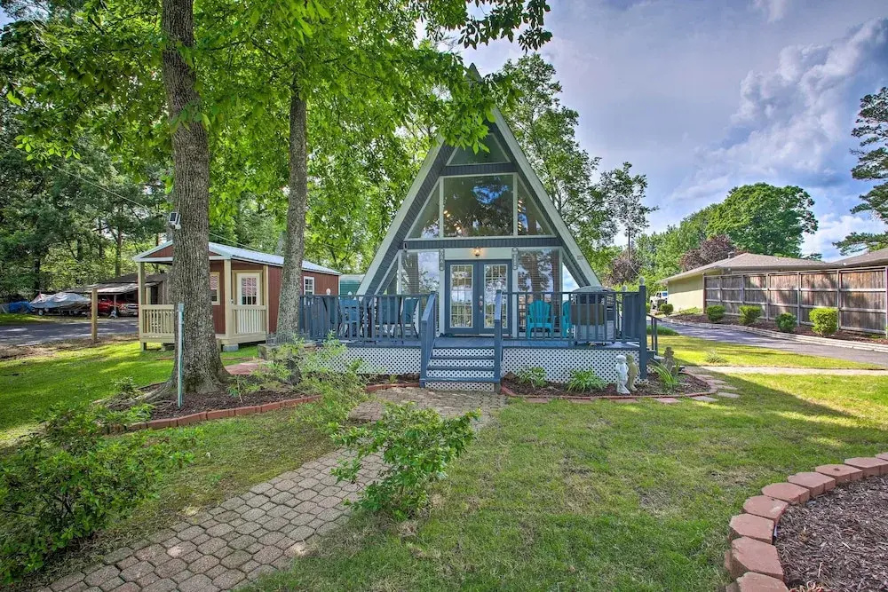 Deck, Boat Slip + Views: Lake Hamilton Cabin!