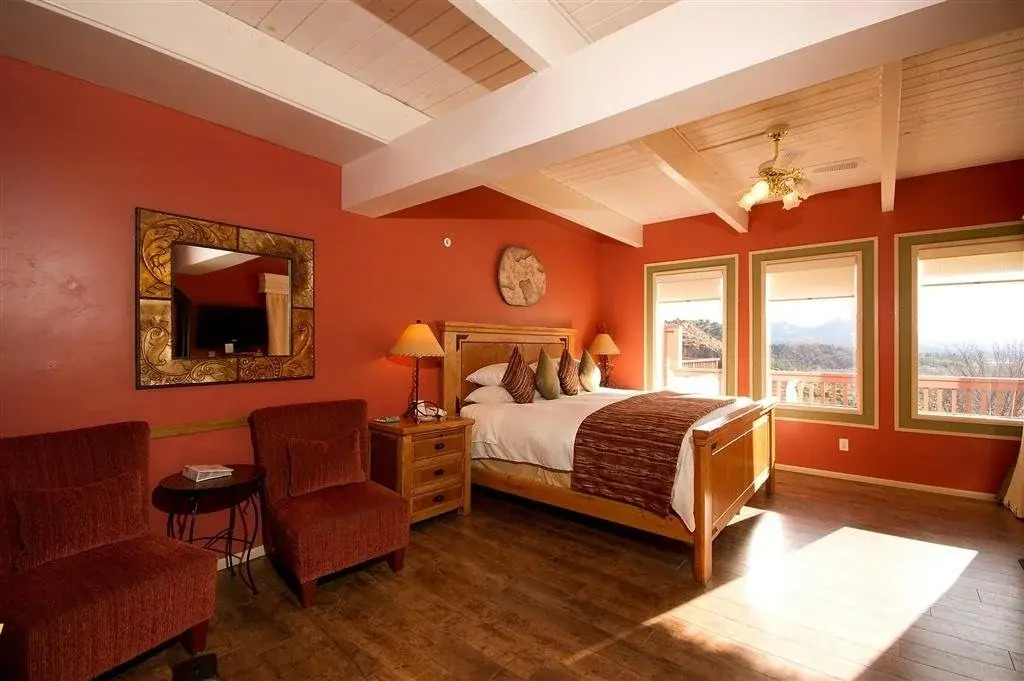 The Joy Sedona - Bed & Breakfast and Luxury Creekside Cabins