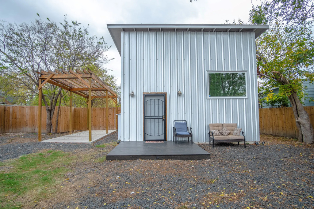 Guest House with Loft near Downtown