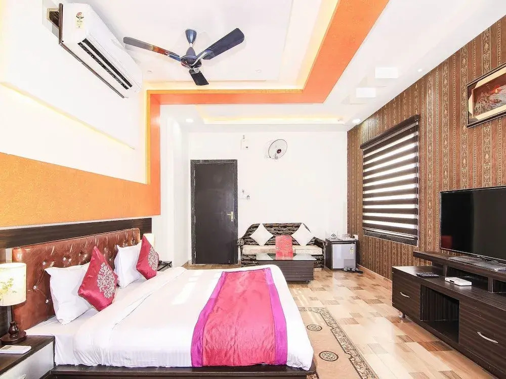 OYO 15422 Shiva Inn
