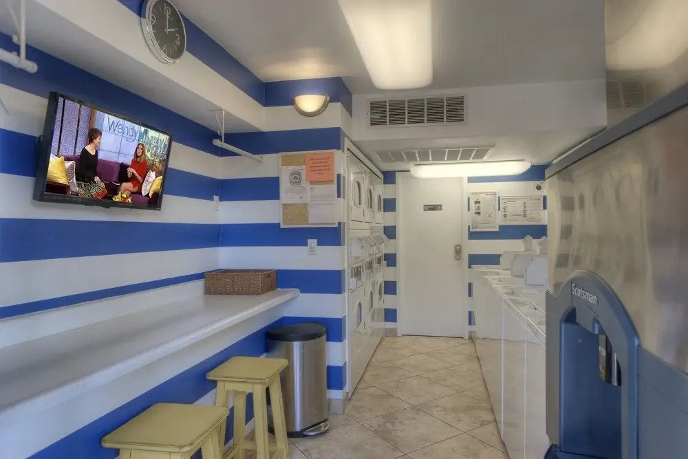 237- Fully Furnished with WiFi by RedAwning