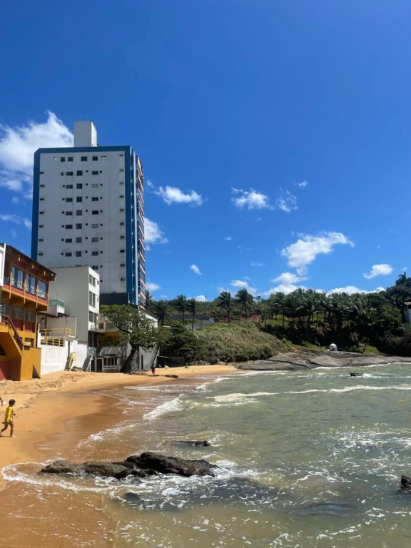 Apartamento Guarapari pé na areia com Wi-Fi e Garagem