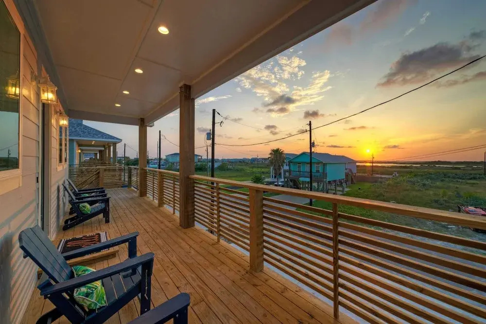 Coastal Retreat w/ Pool, Firepit, BBQ & Outdoor TV Lounge Deja Blue by Avantstay