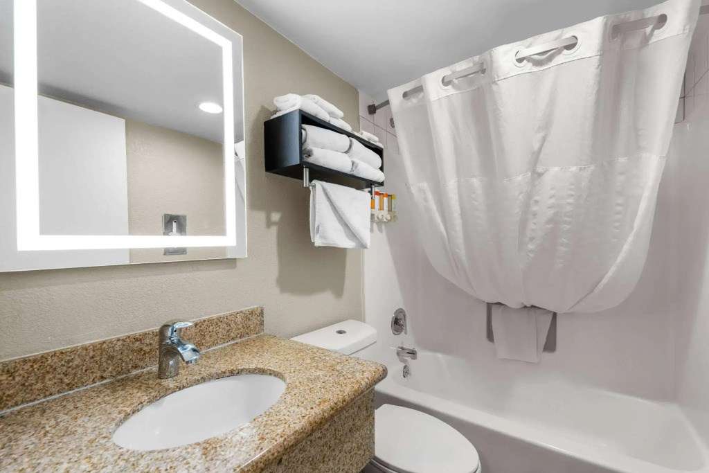 Howard Johnson by Wyndham Santa Cruz