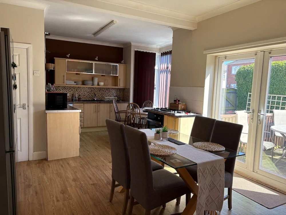 5 Bed Villa - Sleeps 10 - Pets - Garden - Parking