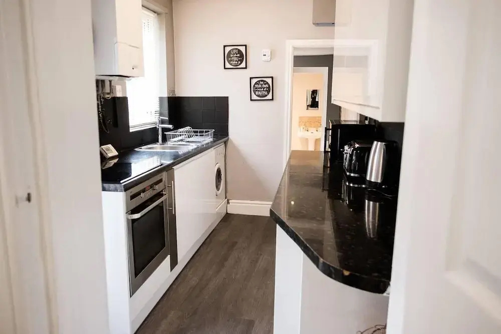 4 Bed House, Sleeps 9, Free Parking