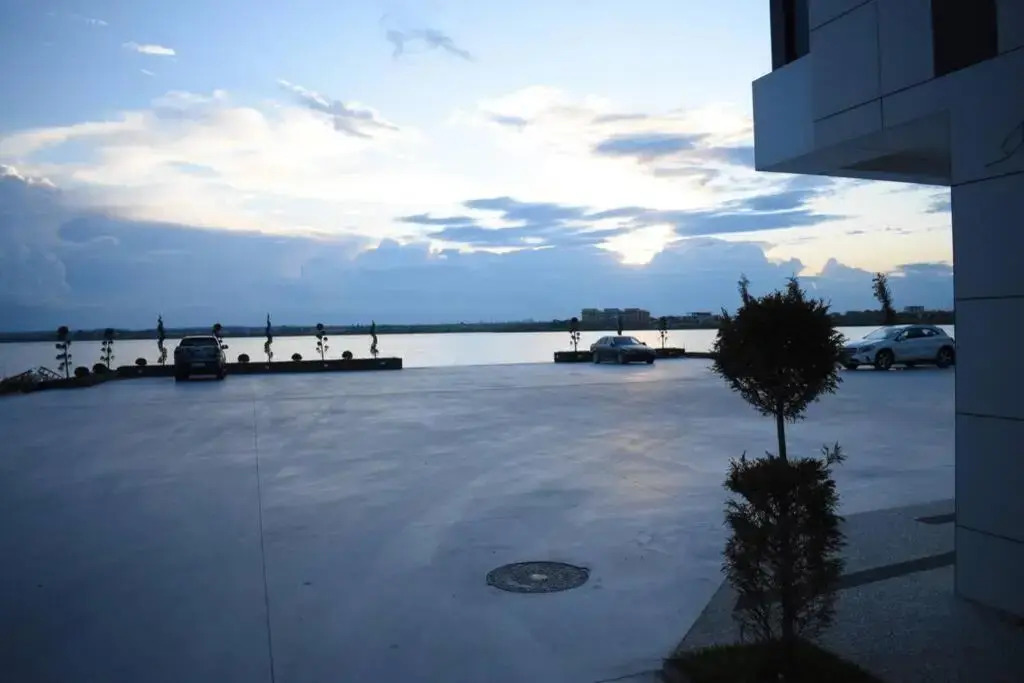 Apartment By The Lake with a View