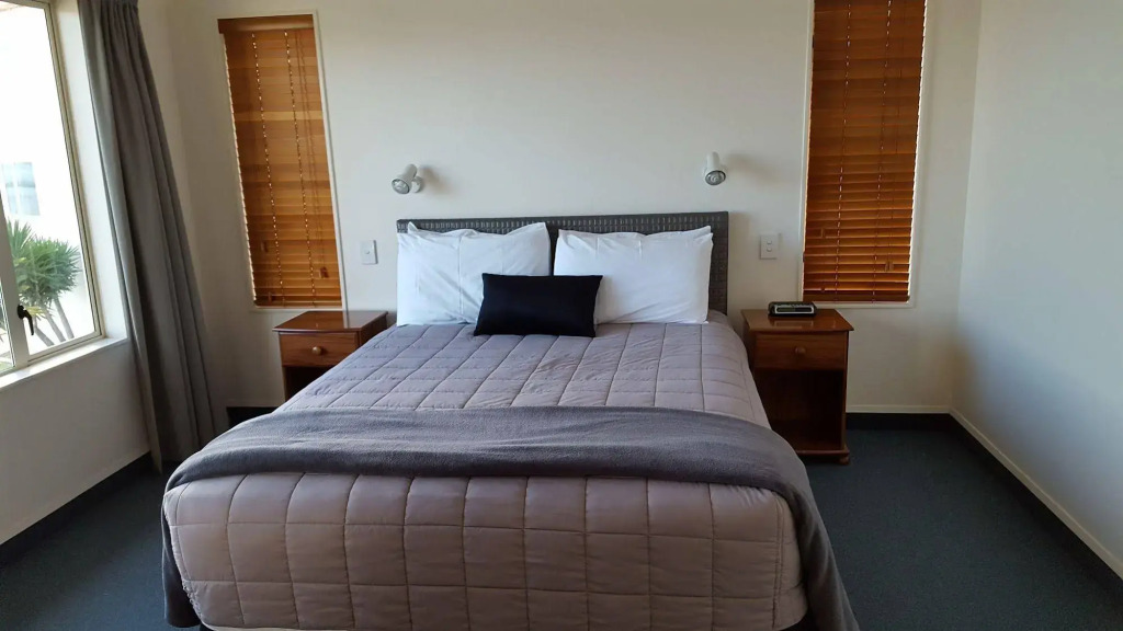 Breakwater Cottage - Napier Holiday Home
