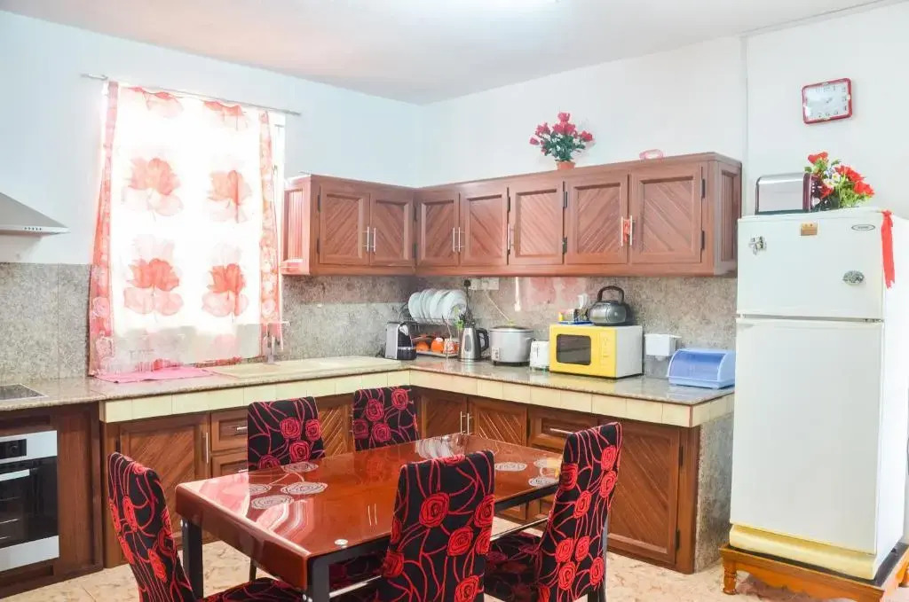 La Caverna House
