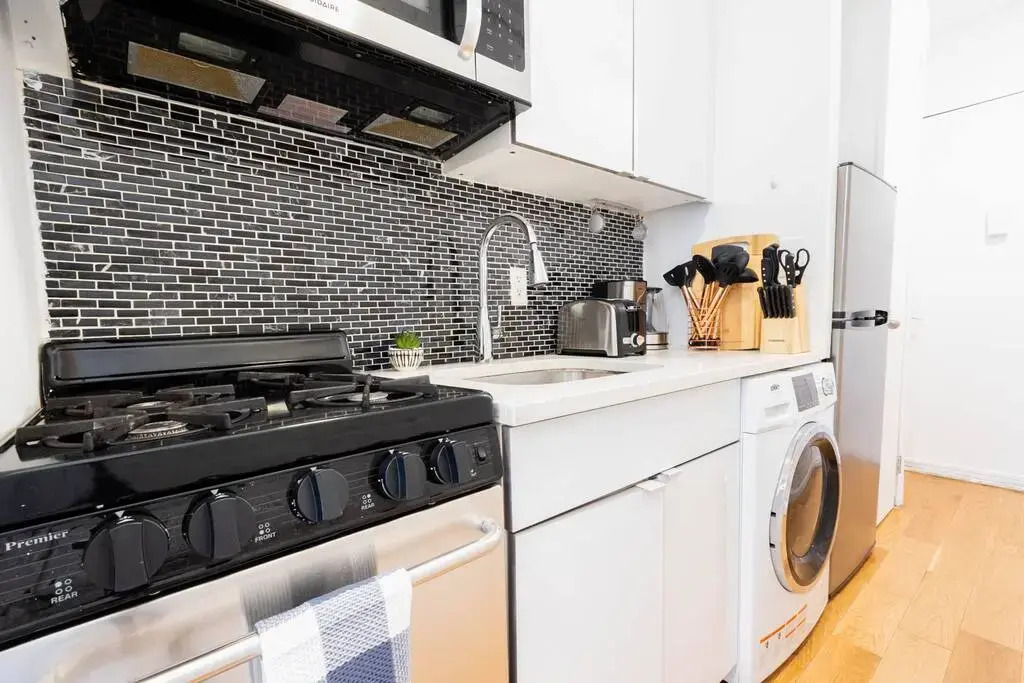 26-4a New Studio Prime 20 s W D Shared Courtyard