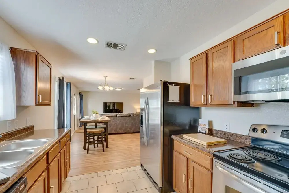 Sunny Universal City Home ~ 18 Mi to San Antonio!