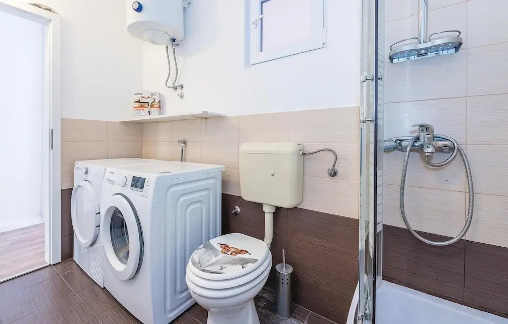 Amazing Home in Brodarica With Wifi and 6 Bedrooms
