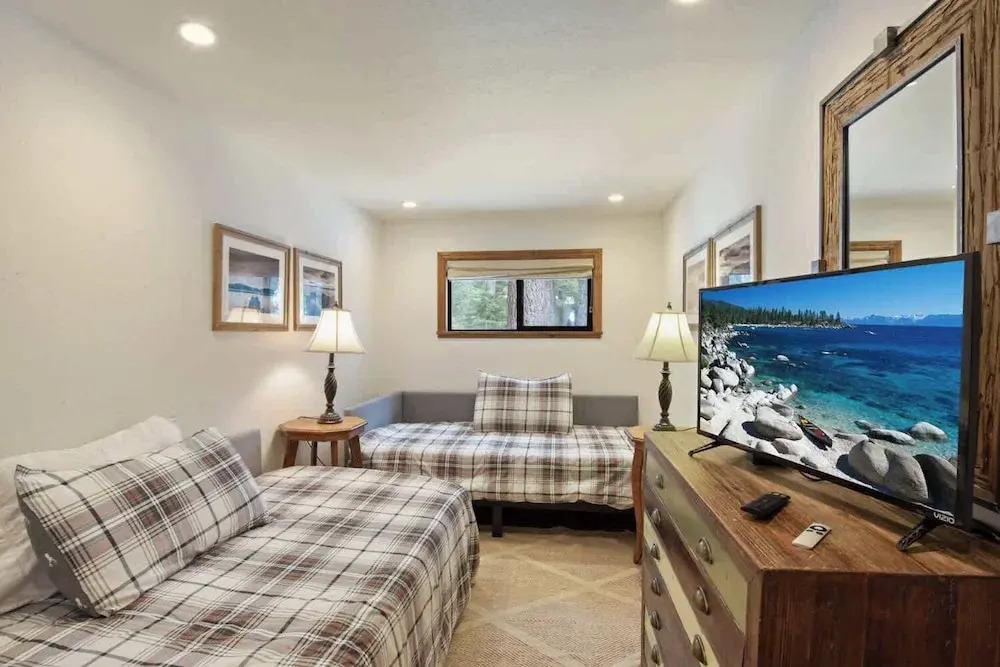 Snowshoe Cabin 3 Decks, BBQ & Hot Tub!