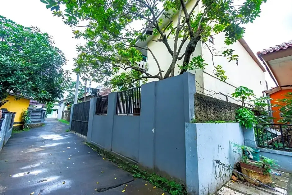 OYO Life 2420 Kost Luqman 1