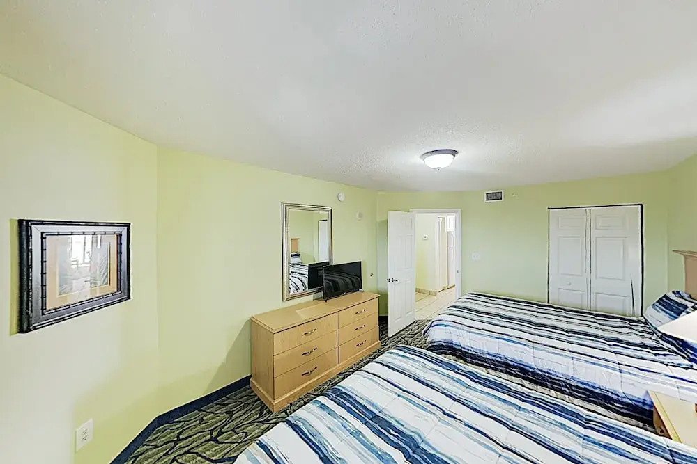 New Listing! Oceanfront W/ Balcony & Pools 1 Bedroom Condo