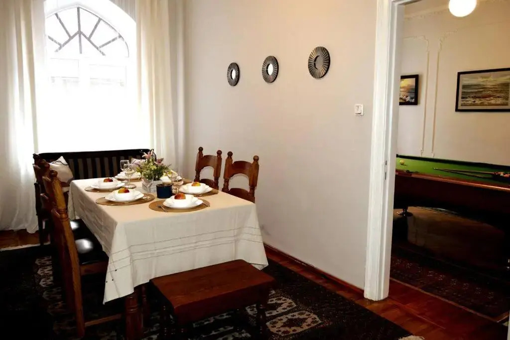 Unique Spacious Classic 3bedroom Midtown Apartment ! FREE parking ! BILLIARD room !