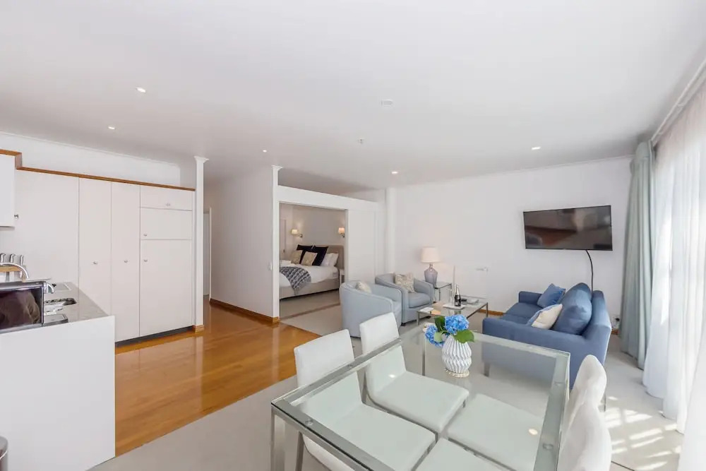 Elegant 2BR Princes Wharf Apartment