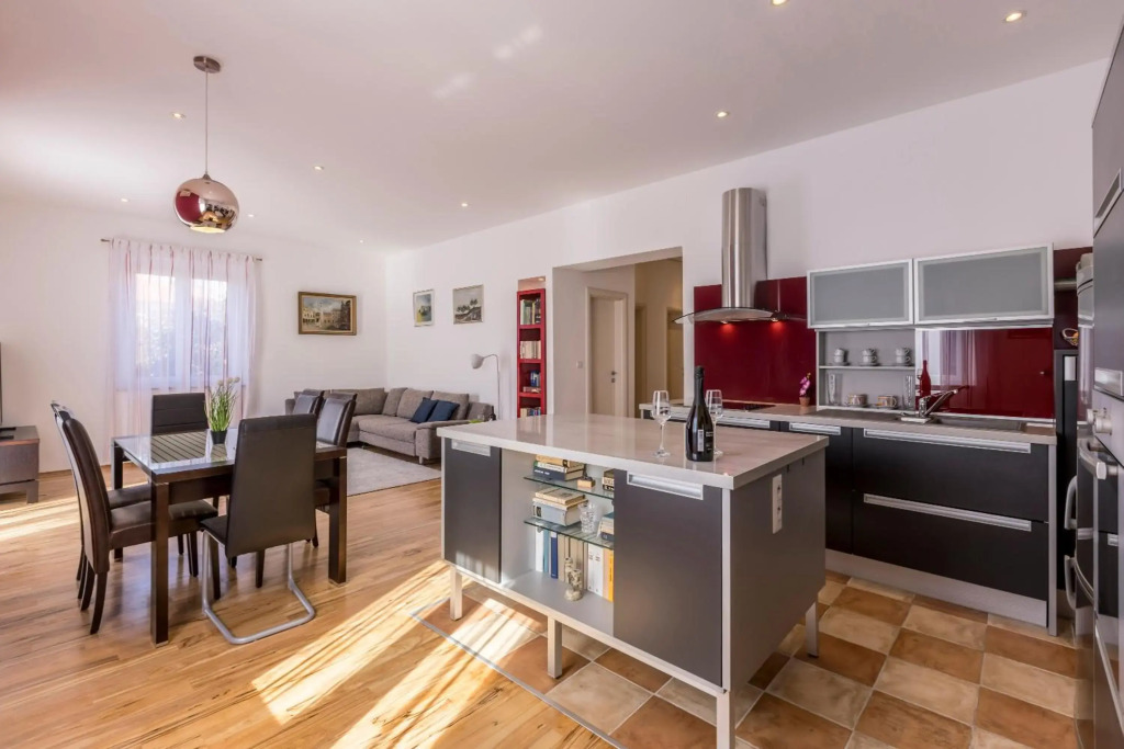 Ferula, 3 bedroom apartment near beach Bačvice