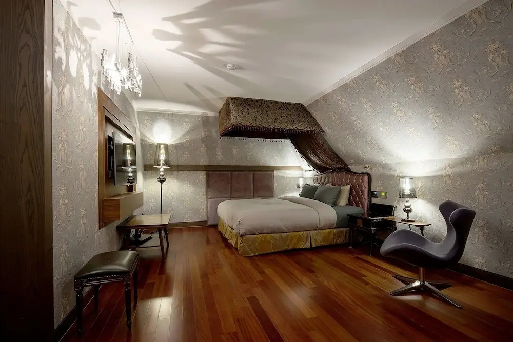 Nineth Hotel