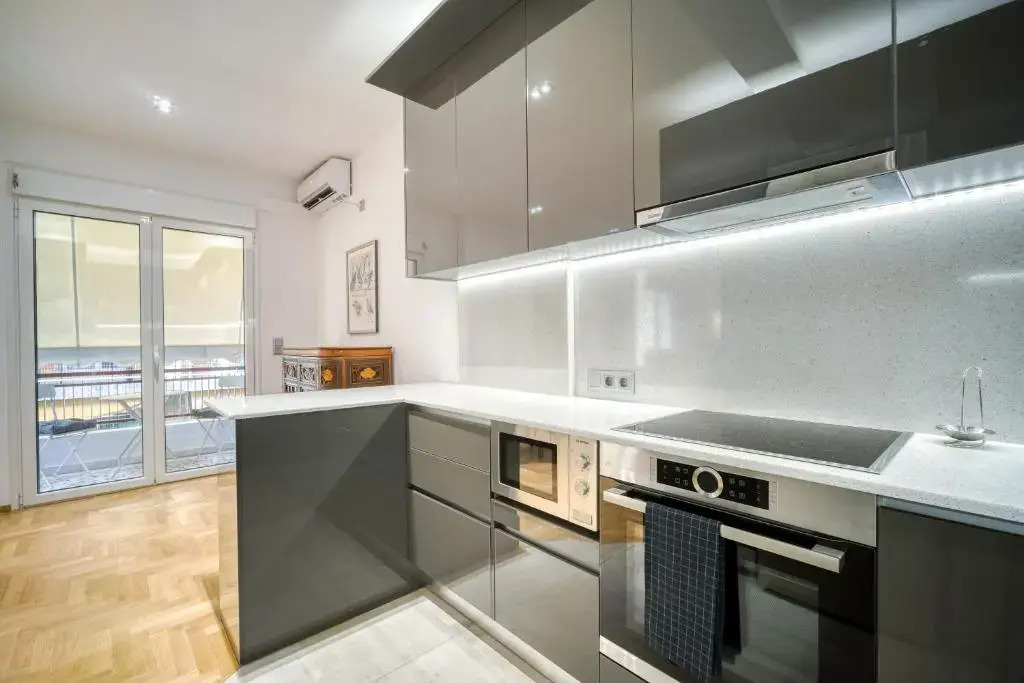 Stunning Central 170m2 3 Bedroom 3 Bathroom, Sleeps 10 Guests