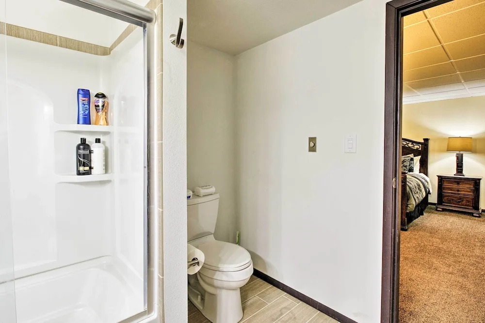 Lakefront Fairbanks Unit, 1 Mile to Pioneer Park!