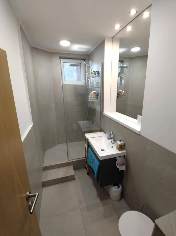 4 bedroom apartment in city center with air conditioning