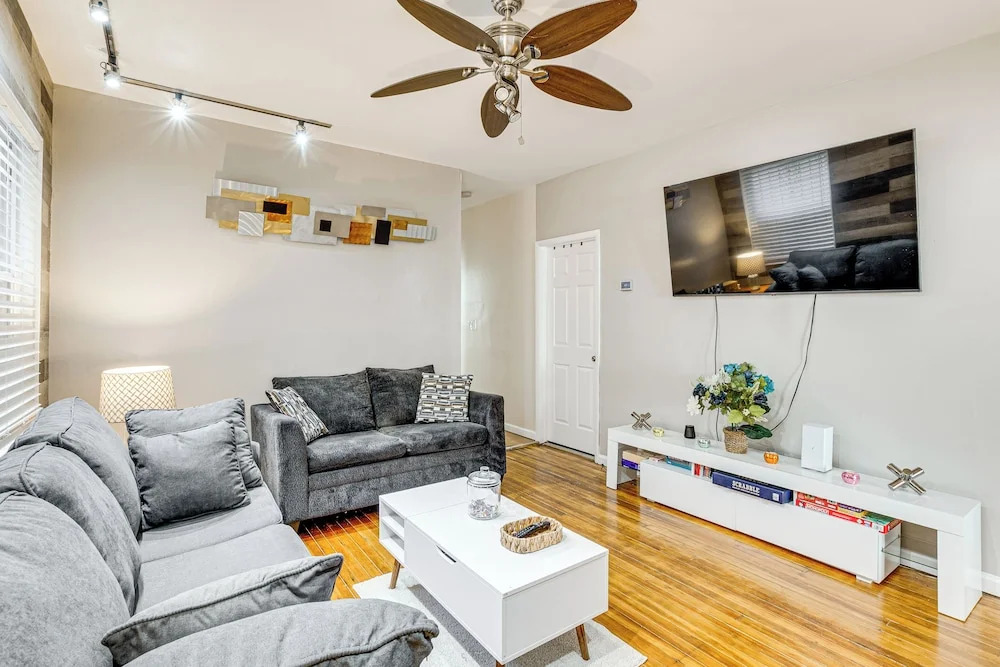 1 Mi to Downtown Newark: Urban Escape