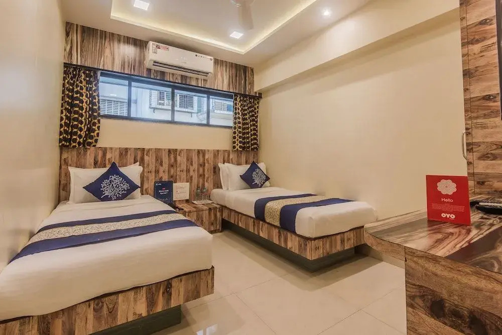 OYO 10016 Hotel Golden Inn