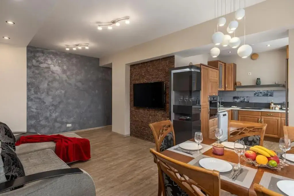 Lovely 2-bdrm condo ideal for a family with children, free parking on premises