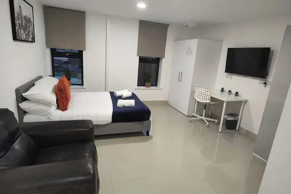 Leeds 3 Bed En-suites Apartment Retreat- Sleeps 9