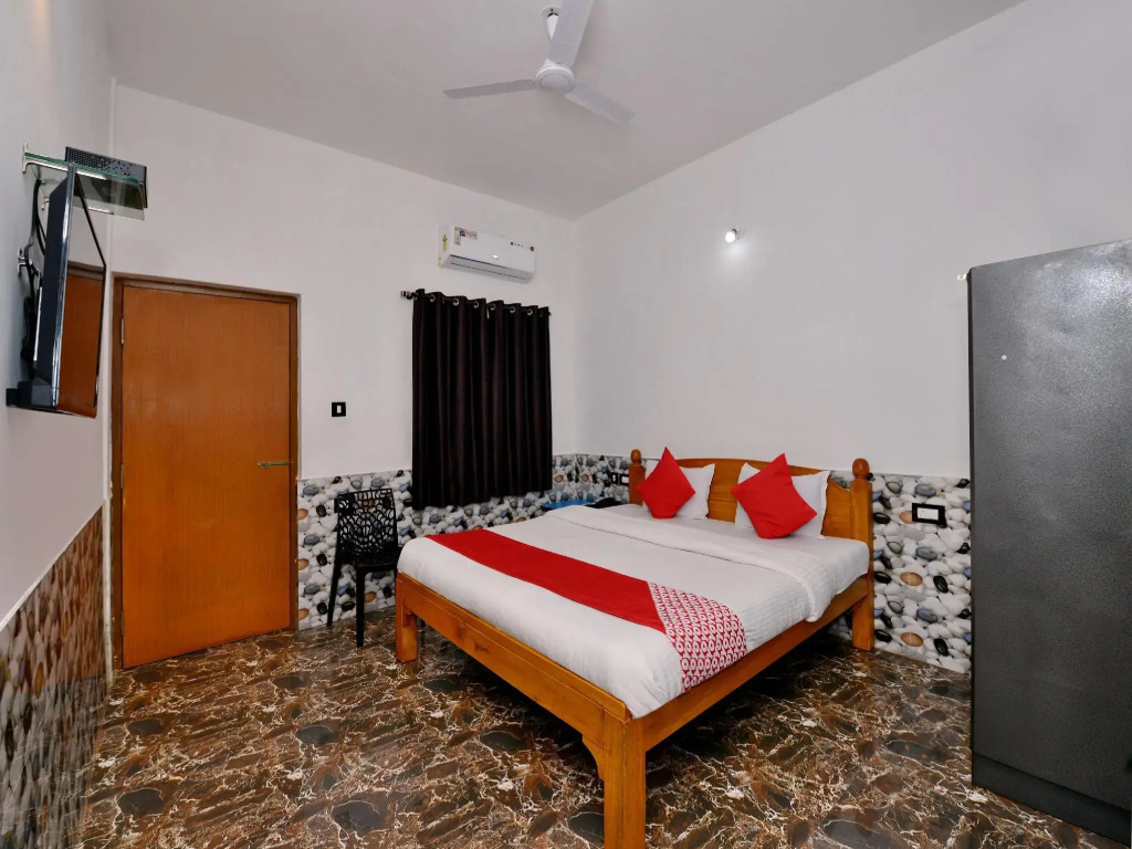 OYO 10809 Hotel Tushar Inn