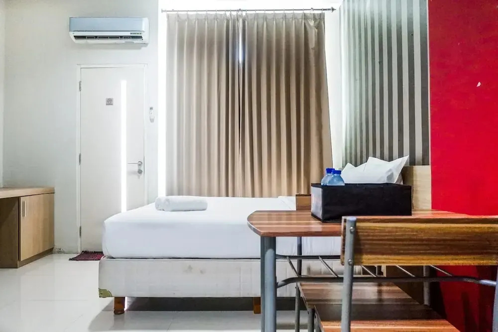 Spacious Studio Room at the Square Apartment