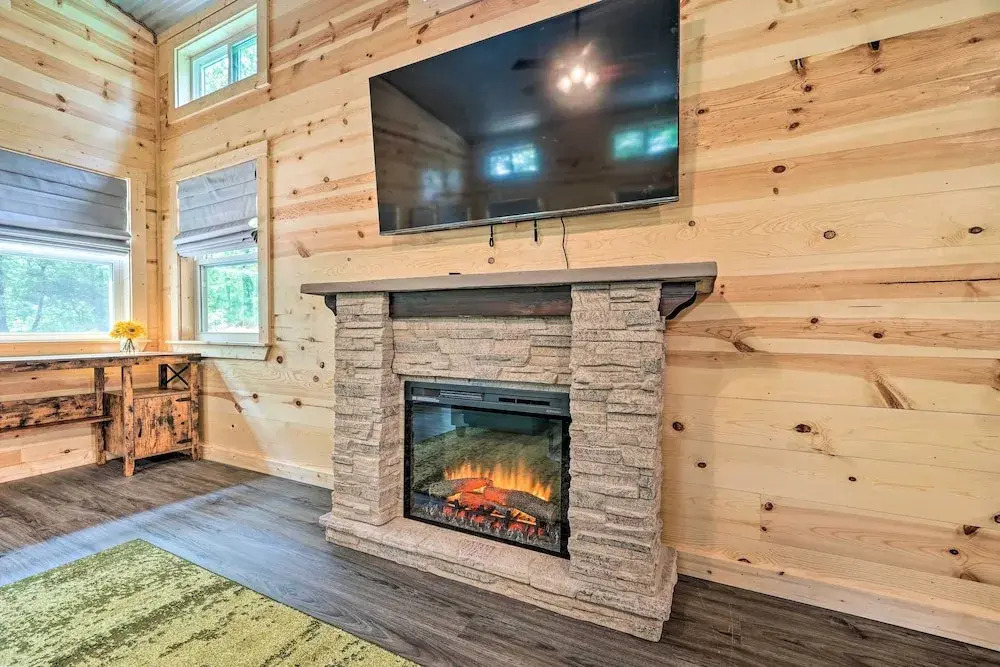 Stylish Cabin by Beavers Bend: Hot Tub & Fire Pit