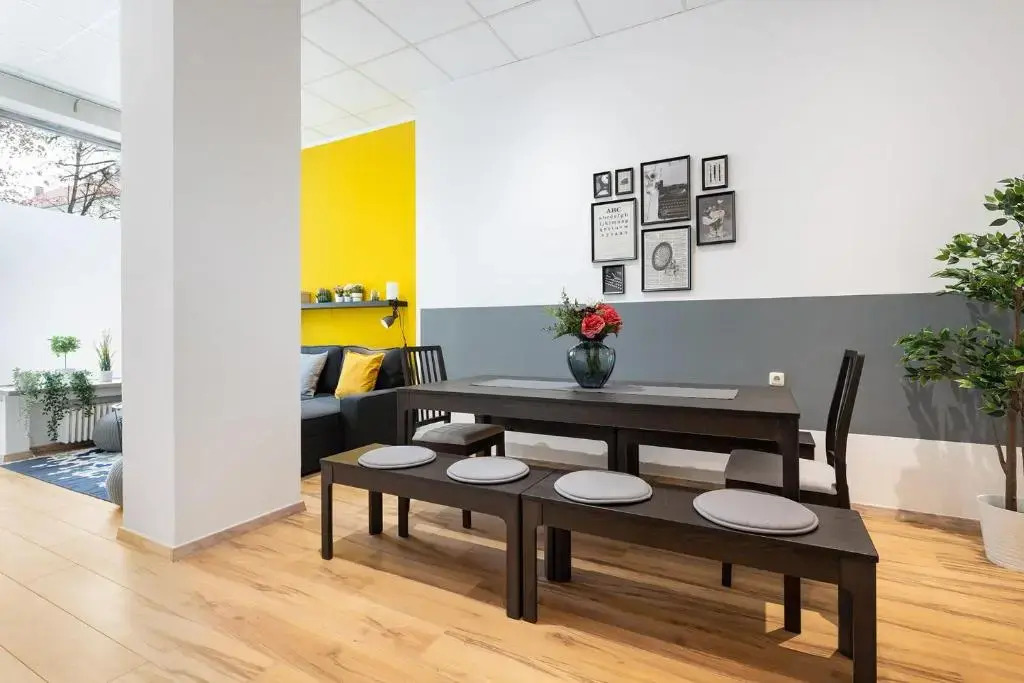 Big Central Apartment near Rotkreuzplatz with 3 BR for 12 PAX